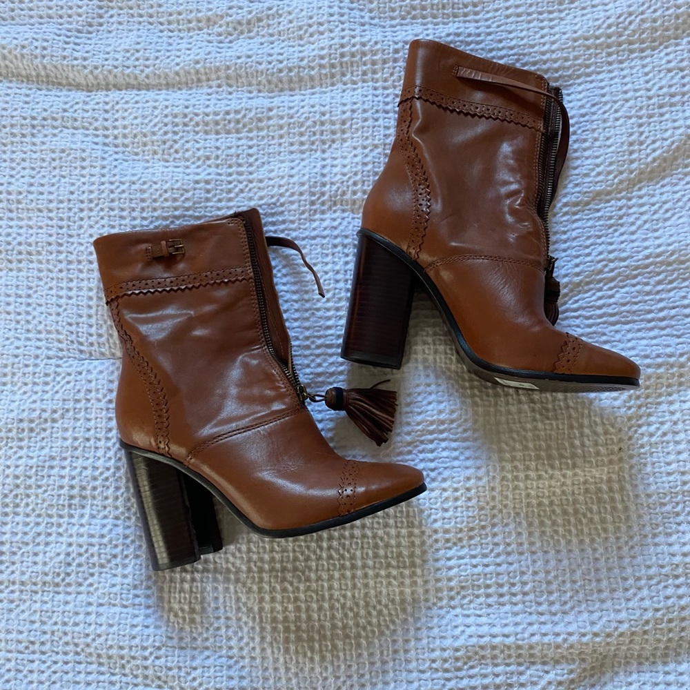 TORY BURCH BOOTS. Huxley, Runway almond NWOB 8.5